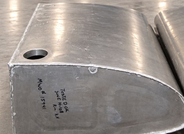 Detail nádrže s označením „Tested OK“