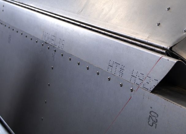 Detail nýtů a tloušťky vyznačené na plechu