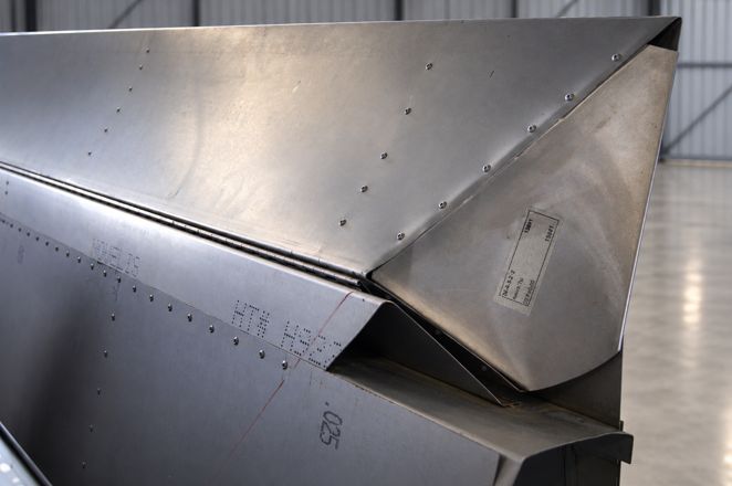 Nýtovaný panel se štítkem dílu