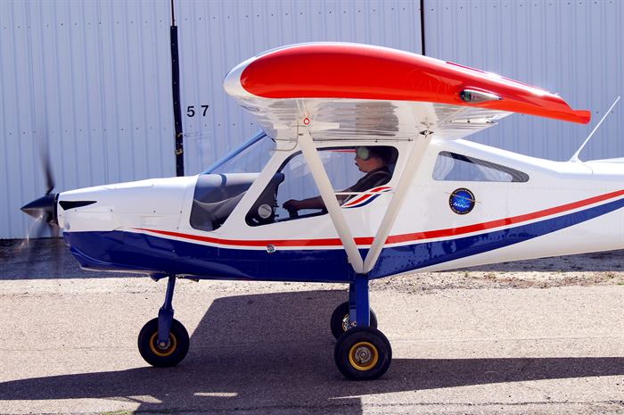 Tayrona MXP 1000 s pilotem na palubě, zaparkovaný u hangáru