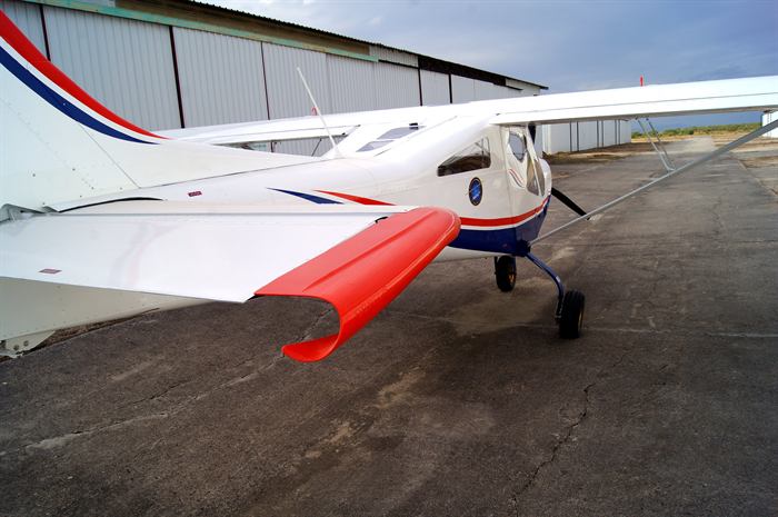Konec křídla Tayrona MXP 1000 na stojánce
