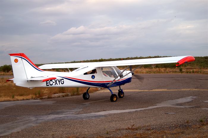 Tayrona MXP 1000 v pohledu tři čtvrtě na stojánce