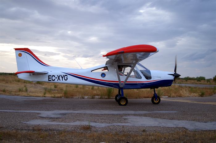 Tayrona MXP 1000 v plném bočním pohledu na dráze